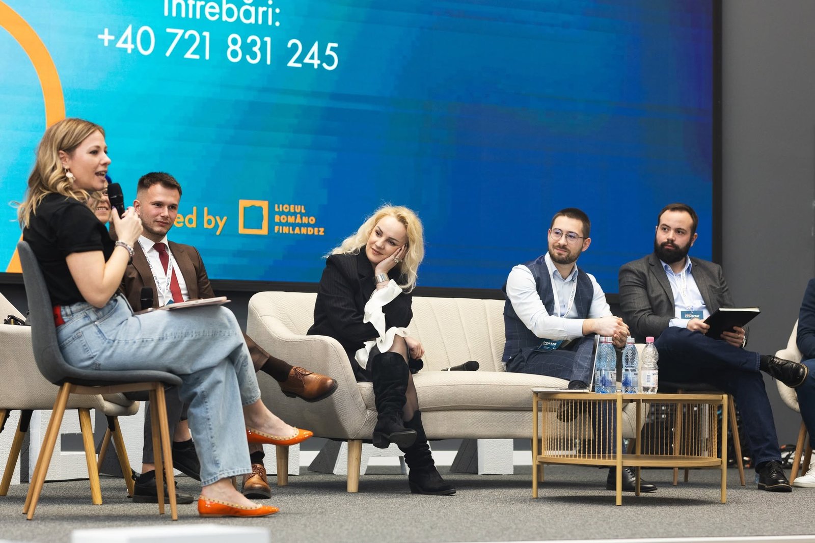 Dezbatere cu participanți la o conferință despre educație